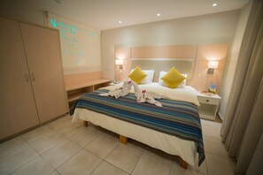 Apartemen, 1 kamar tidur, pemandangan laut | 1 kamar tidur, tirai kedap cahaya, dan setrika/meja setrika
