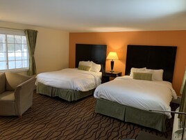 Muebles diferentes, escritorio y cortinas blackout 