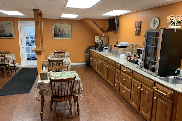 Free continental breakfast on weekends