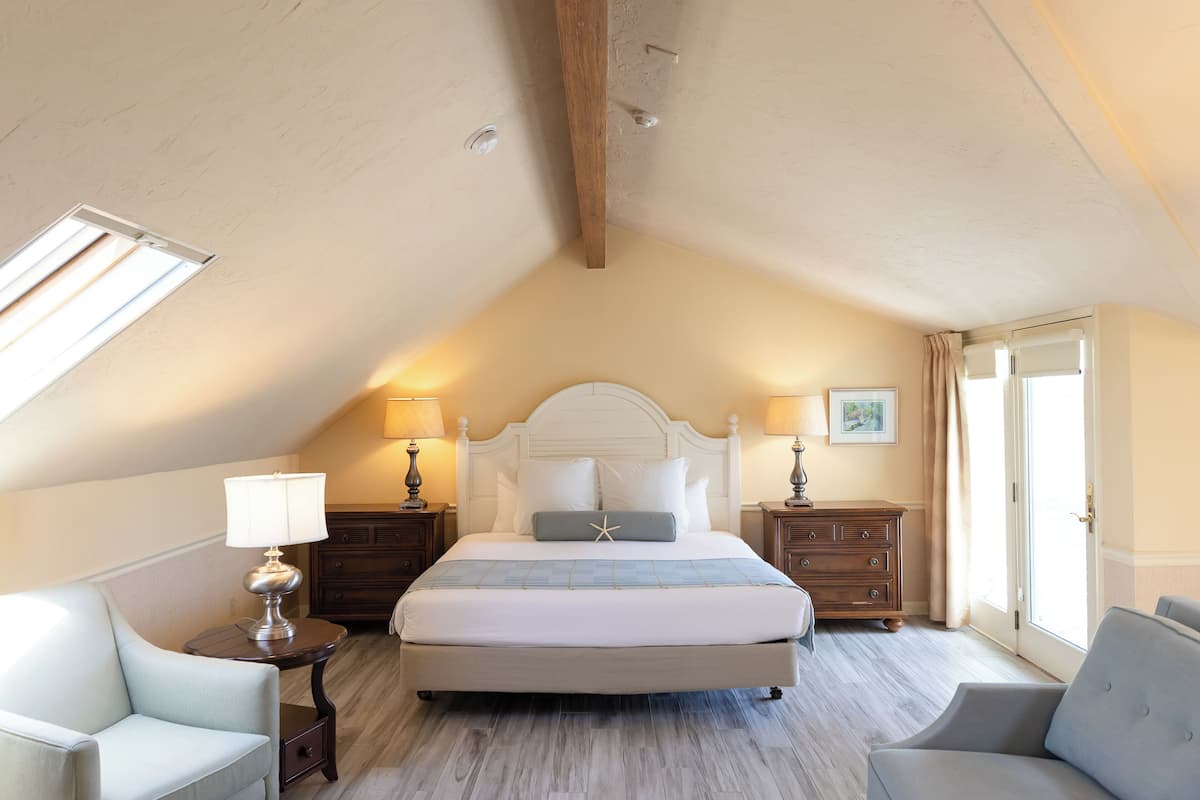 Premium Room, 1 King Bed with Sofa bed | 1 bedroom, hypo-allergenic bedding, in-room safe, individually decorated