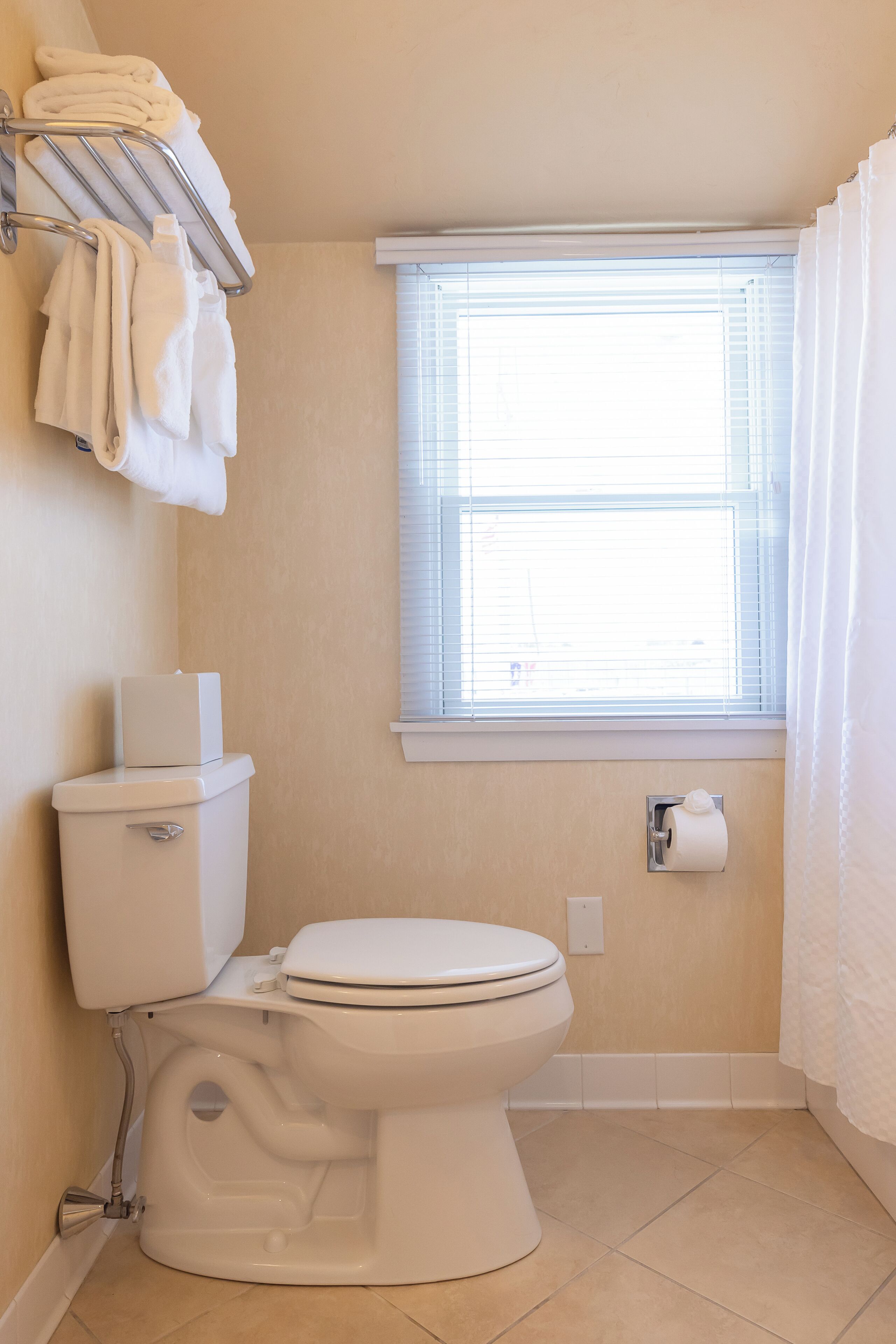 deluxe room, 1 king bed, harbour view | bathroom | combined shower/bathtub, designer toiletries, hair dryer, bathrobes