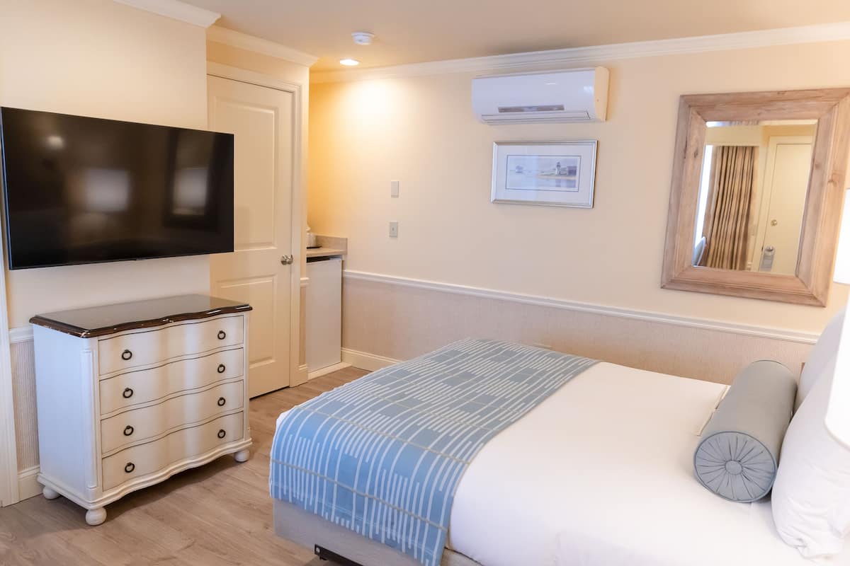 1 bedroom, hypo-allergenic bedding, in-room safe, individually decorated