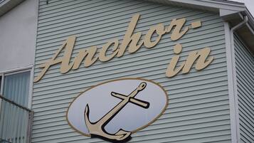 Un edificio con un letrero que dice 'Anchor-in' y presenta un símbolo de ancla.