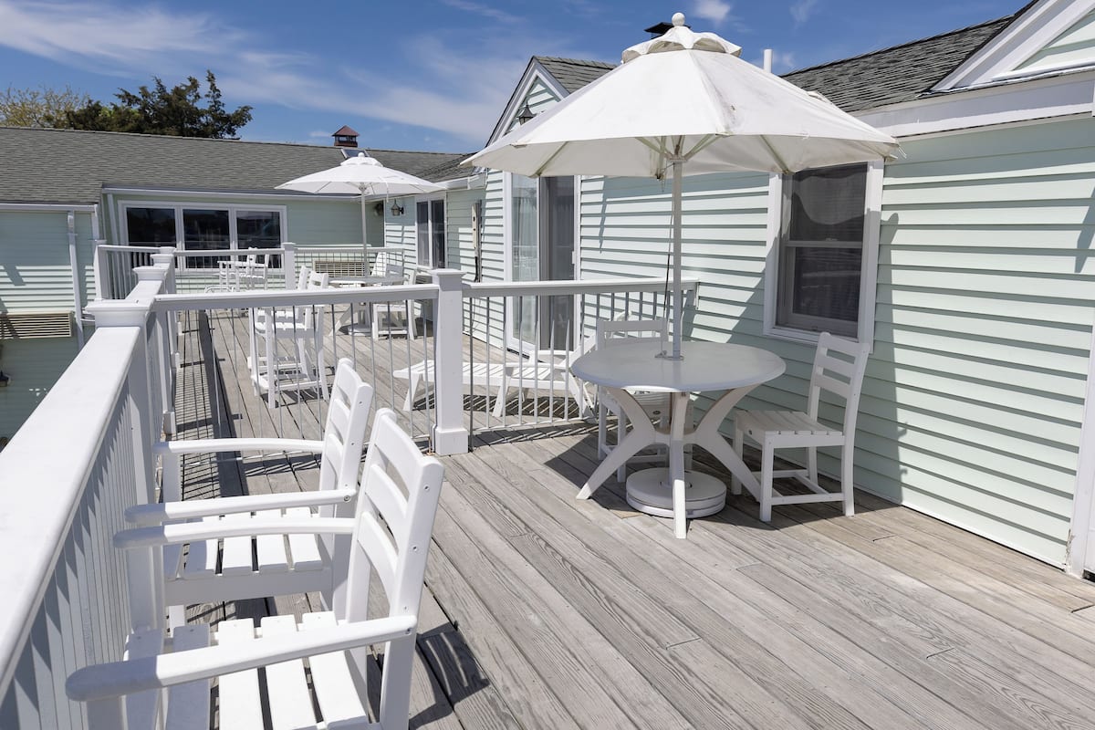 Deluxe Room, 1 King Bed, Harbor View | 1 bedroom, hypo-allergenic bedding, in-room safe, individually decorated