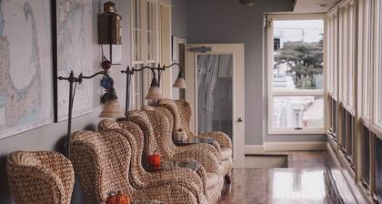 Anchor In Distinctive Waterfront Lodging