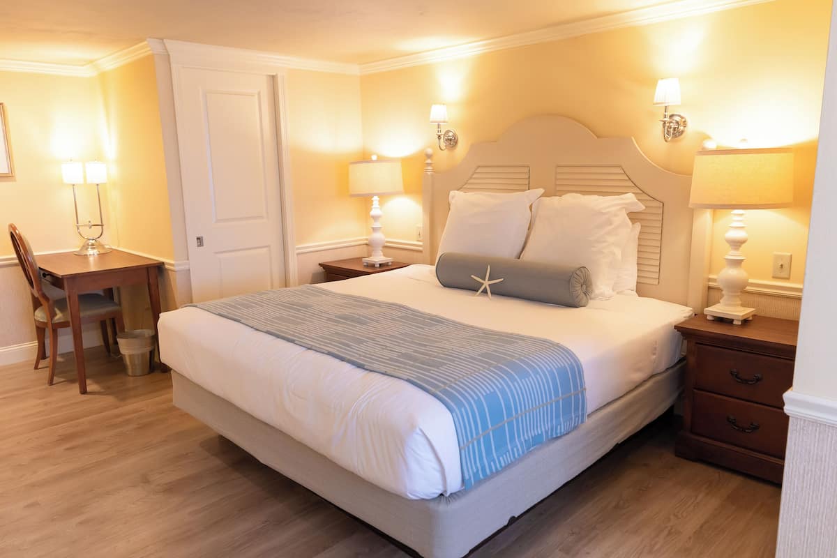 Premium Room, Jetted Tub, Garden View | 1 bedroom, hypo-allergenic bedding, in-room safe, individually decorated