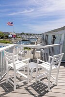 1 King Bed Partial Harborview Suite | Terraza o patio