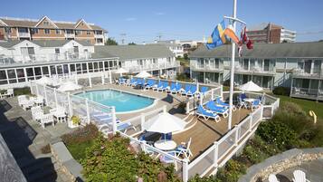 Piscina externa sazonal, guarda-sóis, espreguiçadeiras