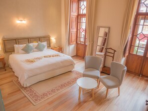 Caja de seguridad en la habitación, muebles diferentes y escritorio