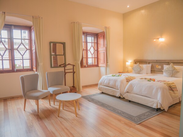 Caja de seguridad en la habitación, muebles diferentes y escritorio 