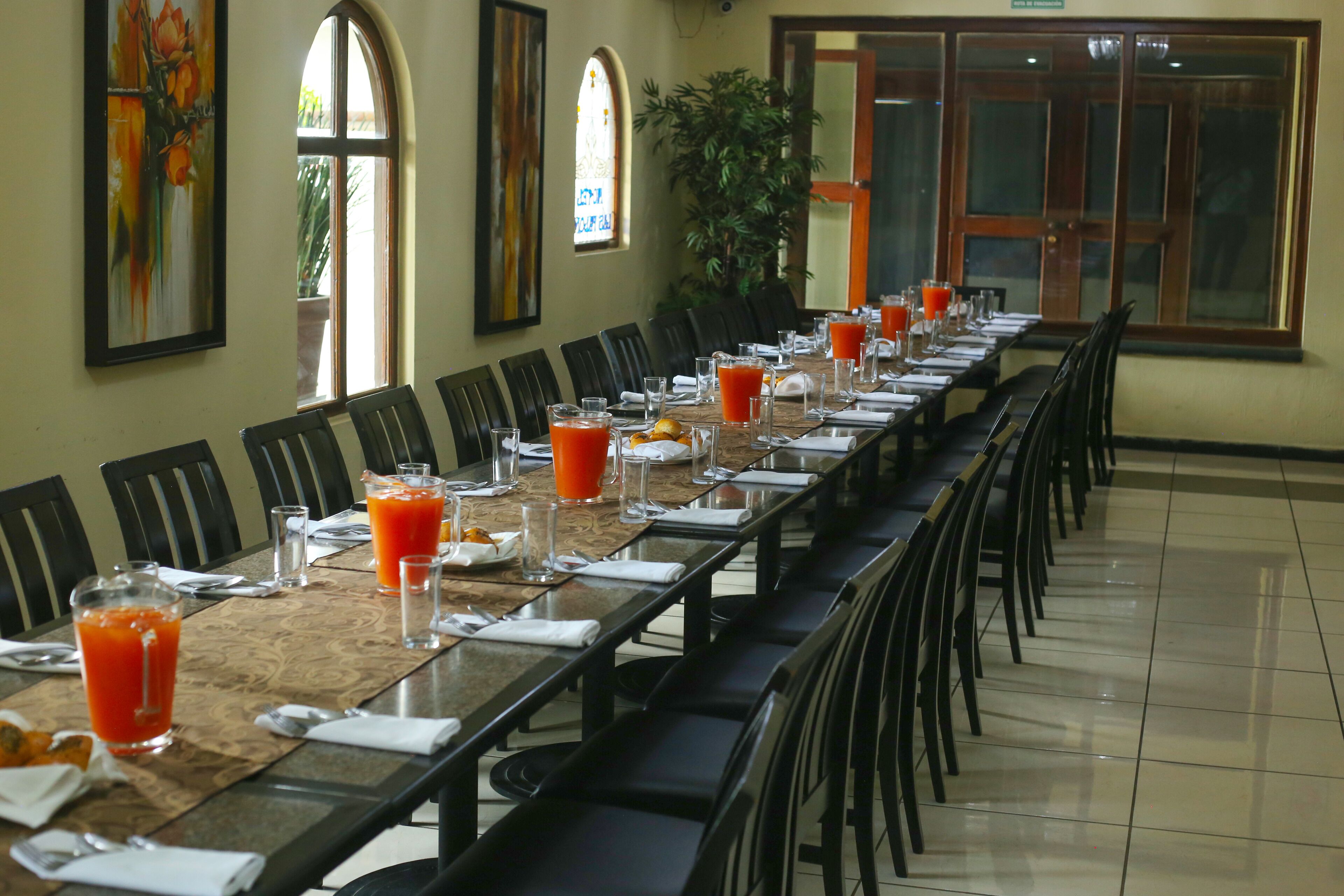 2 restaurants, breakfast served