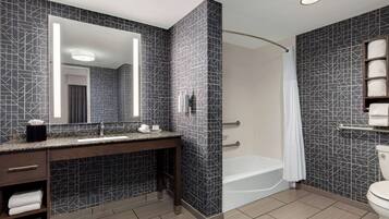 Ensemble douche/baignoire, articles de toilette gratuits, sèche-cheveux