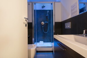 Shower, rainfall showerhead, free toiletries, hair dryer - Chroma Tessera (Rome)