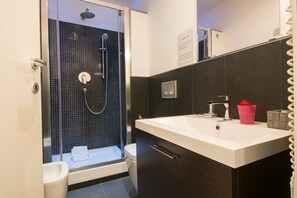 Bruser, brusehoved med spredningseffekt, gratis toiletartikler