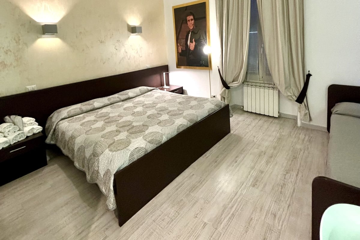 أغطية فراش متميزة وميني بار وخزنة داخل الغرفة ومكتب
