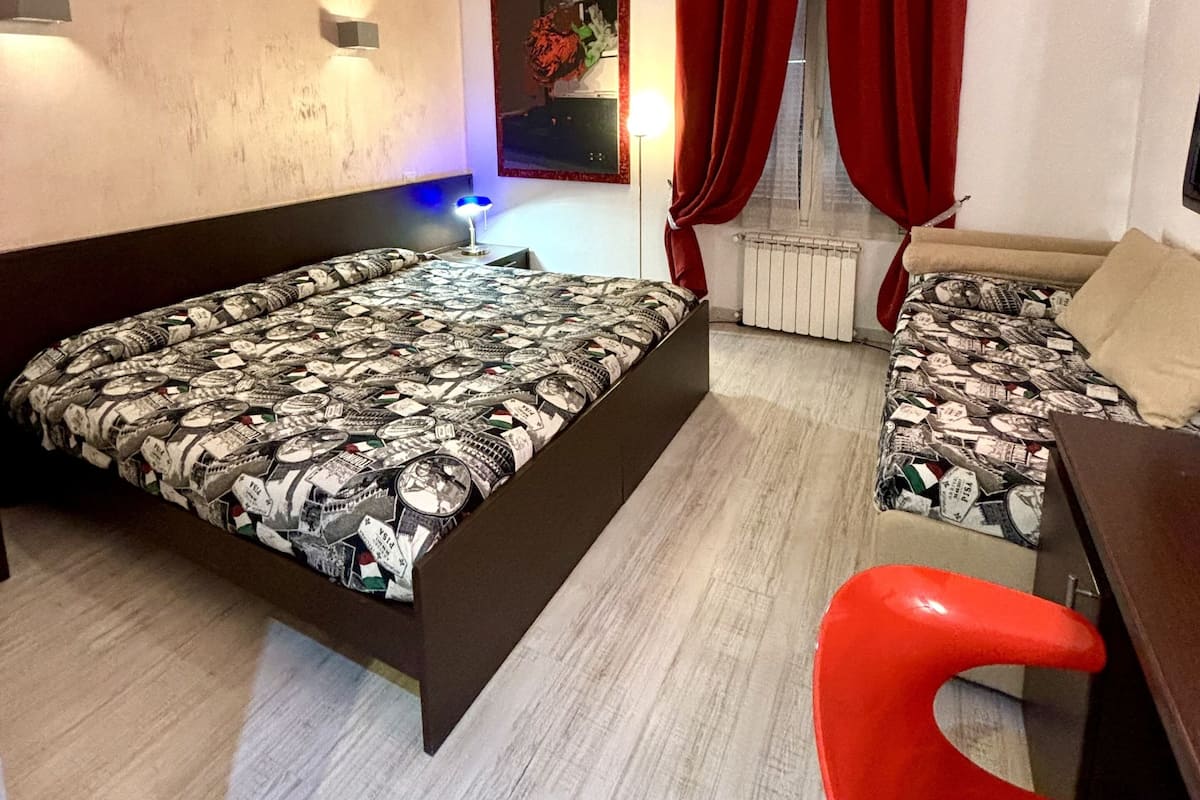 أغطية فراش متميزة وميني بار وخزنة داخل الغرفة ومكتب