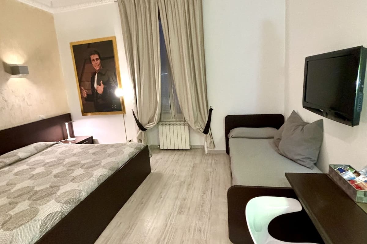 أغطية فراش متميزة وميني بار وخزنة داخل الغرفة ومكتب