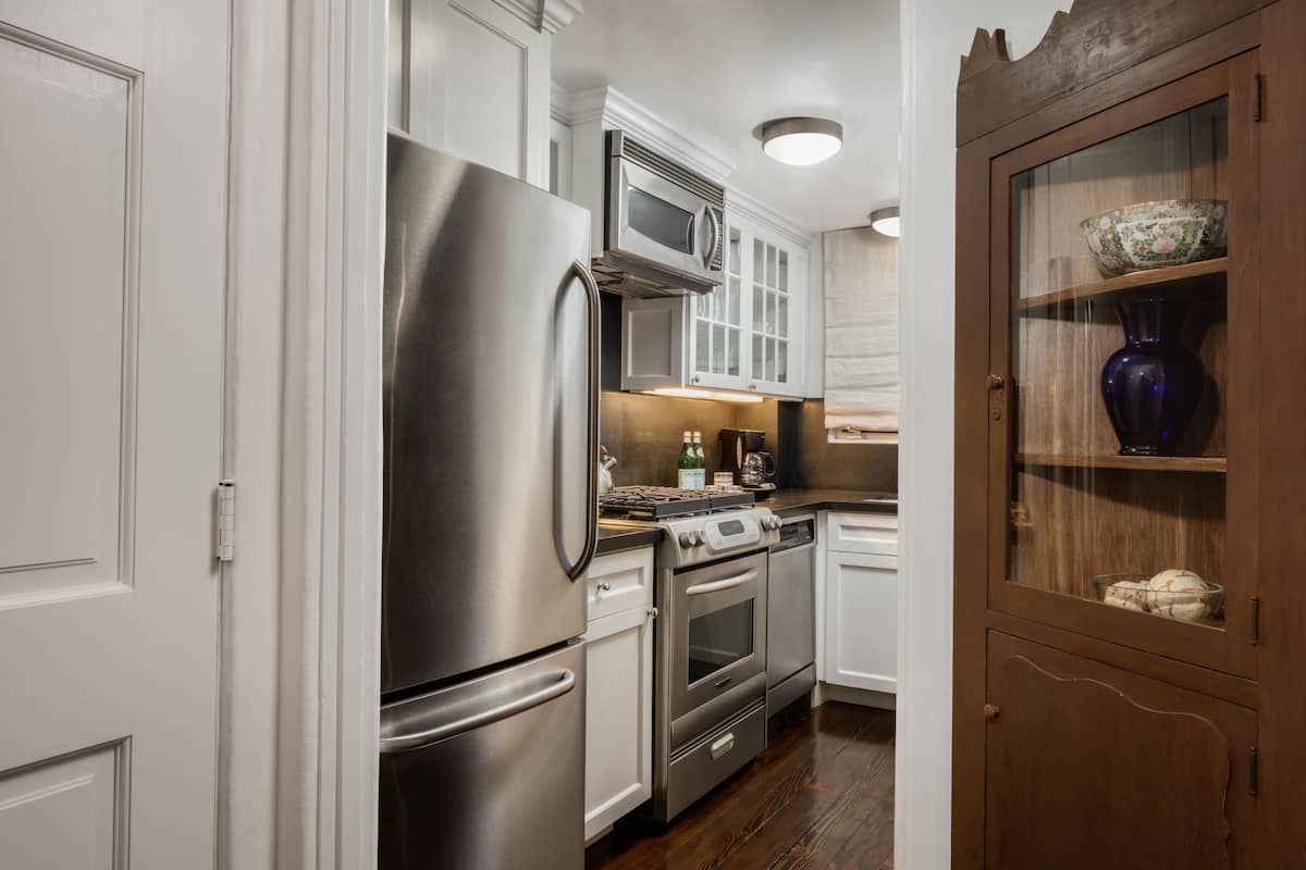 full-sized fridge, microwave, oven, stovetop