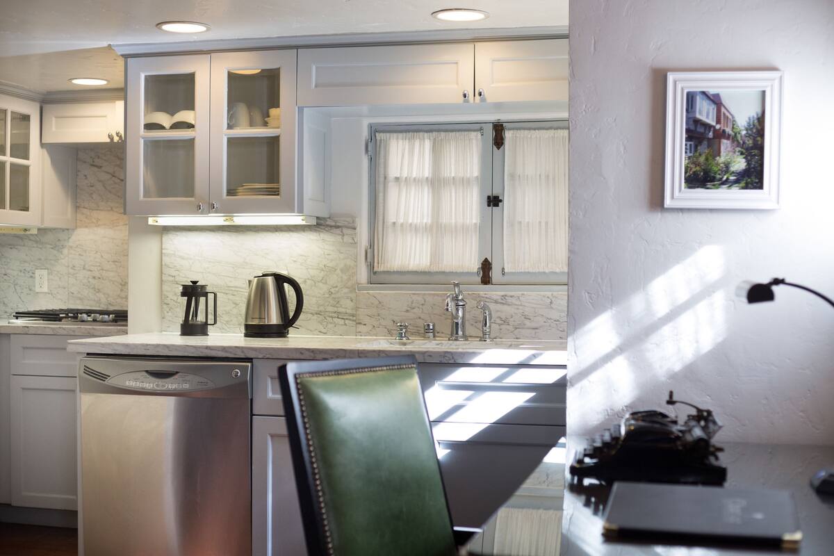 full-sized fridge, microwave, oven, stovetop