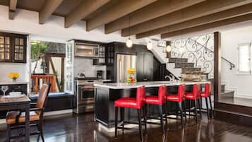 Refrigerador con freezer, microondas, horno, placa de cocina