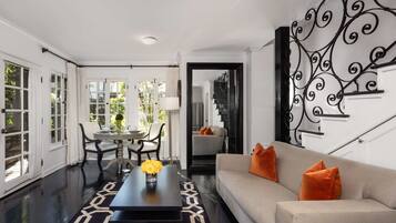 Oscar/Ruth 2-Story 1 Bedroom | Living area | Smart TV, Netflix