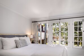 Appartement, 1 slaapkamer (Oscar/Ruth 2-Story) | Luxe beddengoed, donsdekens, een minibar, een kluis op de kamer