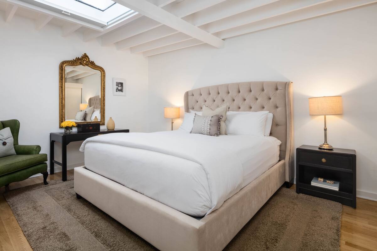 Premium bedding, down comforters, minibar, in-room safe