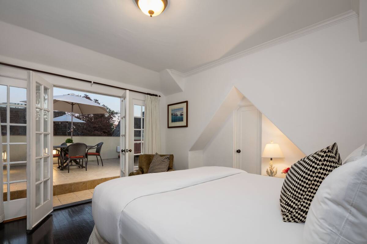 Premium bedding, down comforters, minibar, in-room safe