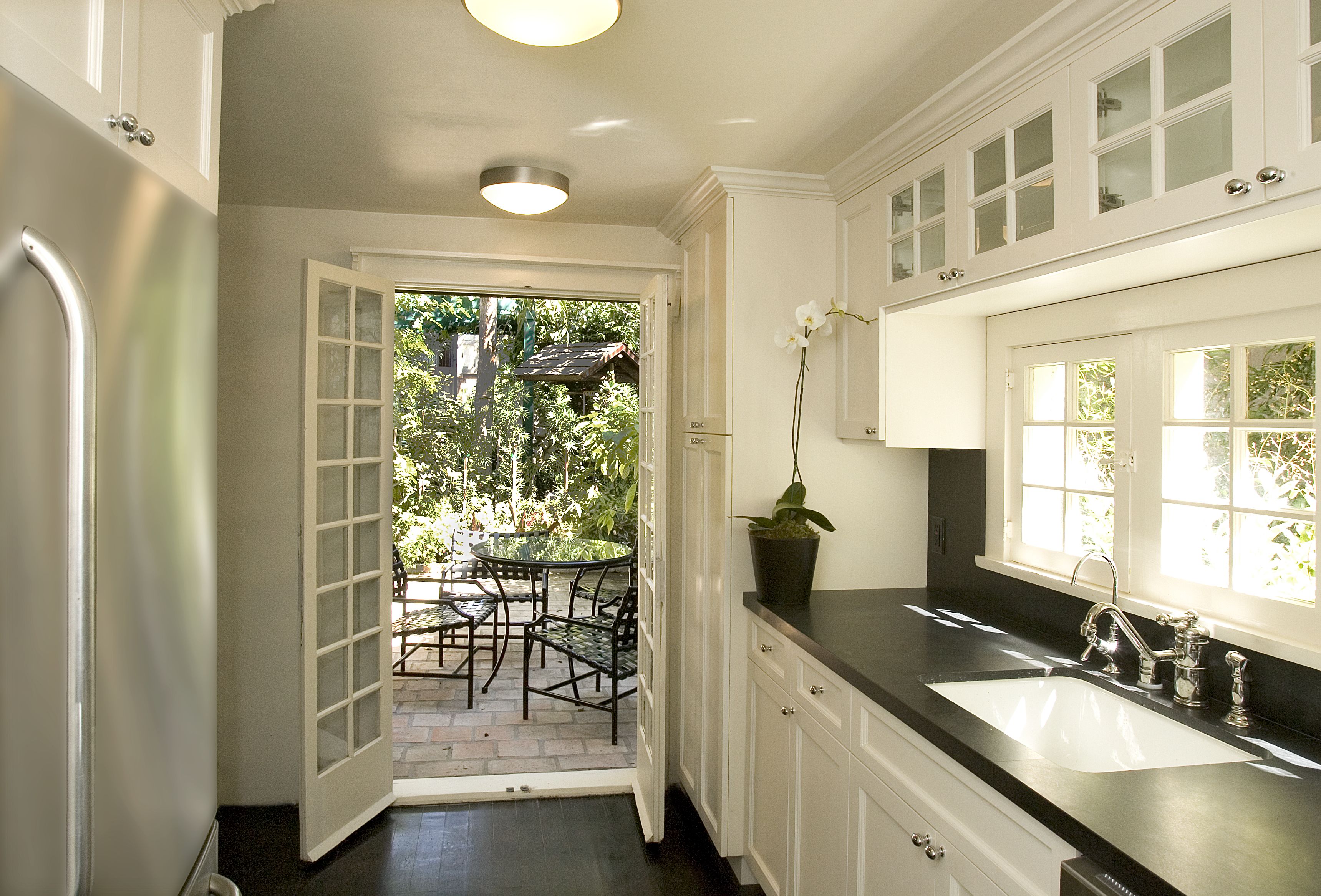 ثلاجة/مجمد بحجم كبير، ميكروويف، فرن، موقد طهي مسطح