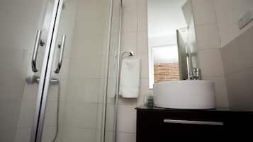 Deluxe Double Room | Bathroom | Shower, free toiletries, hair dryer