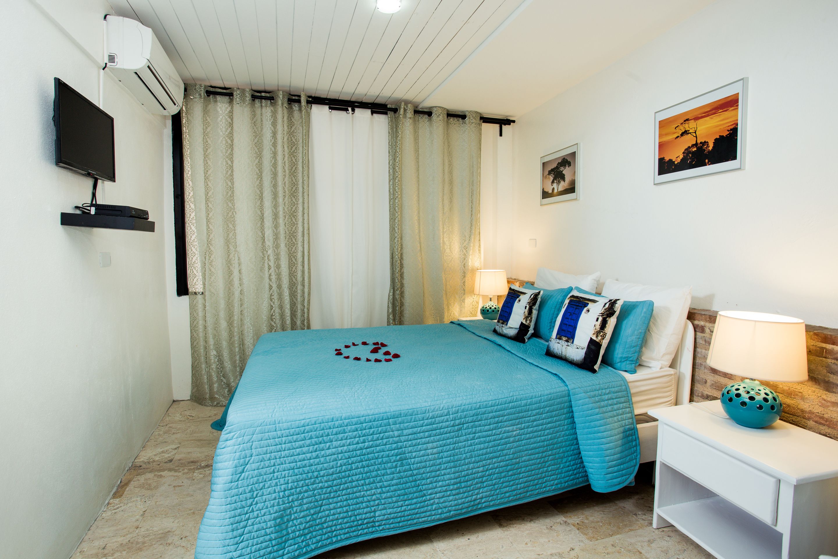 standard room | minibar, in-room safe, individually furnished, blackout curtains