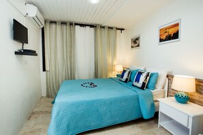Standard Room | Minibar, in-room safe, individually furnished, blackout drapes - Hotel Portes 9 (Santo Domingo)