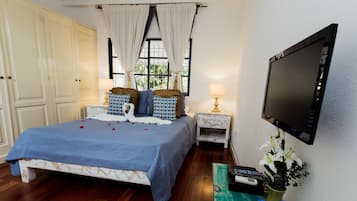 Standard Room | Minibar, in-room safe, individually furnished, blackout drapes