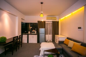 Minibar, caja fuerte, escritorio y tabla de planchar con plancha