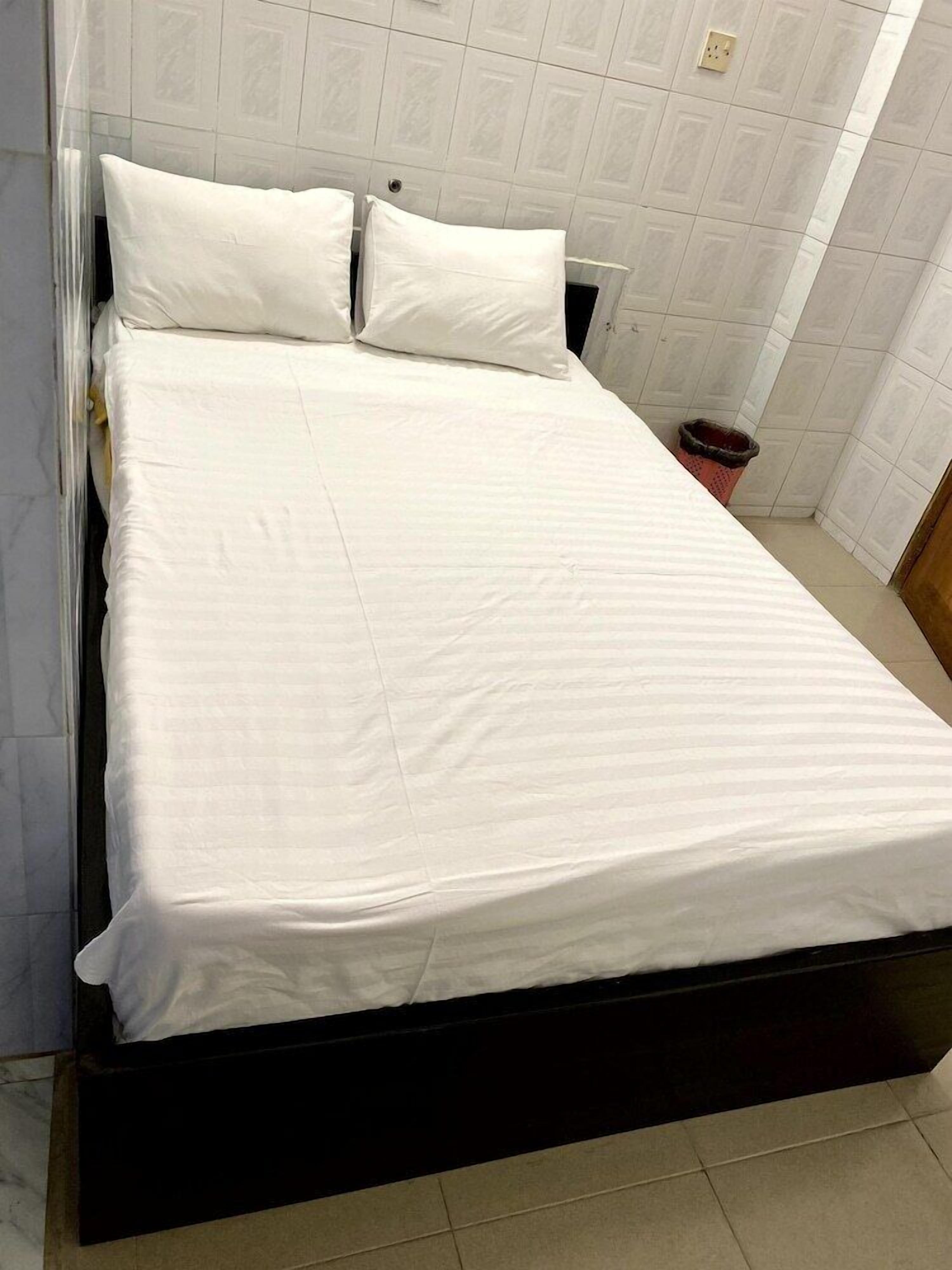 Minibar, in-room safe, desk, iron/ironing board