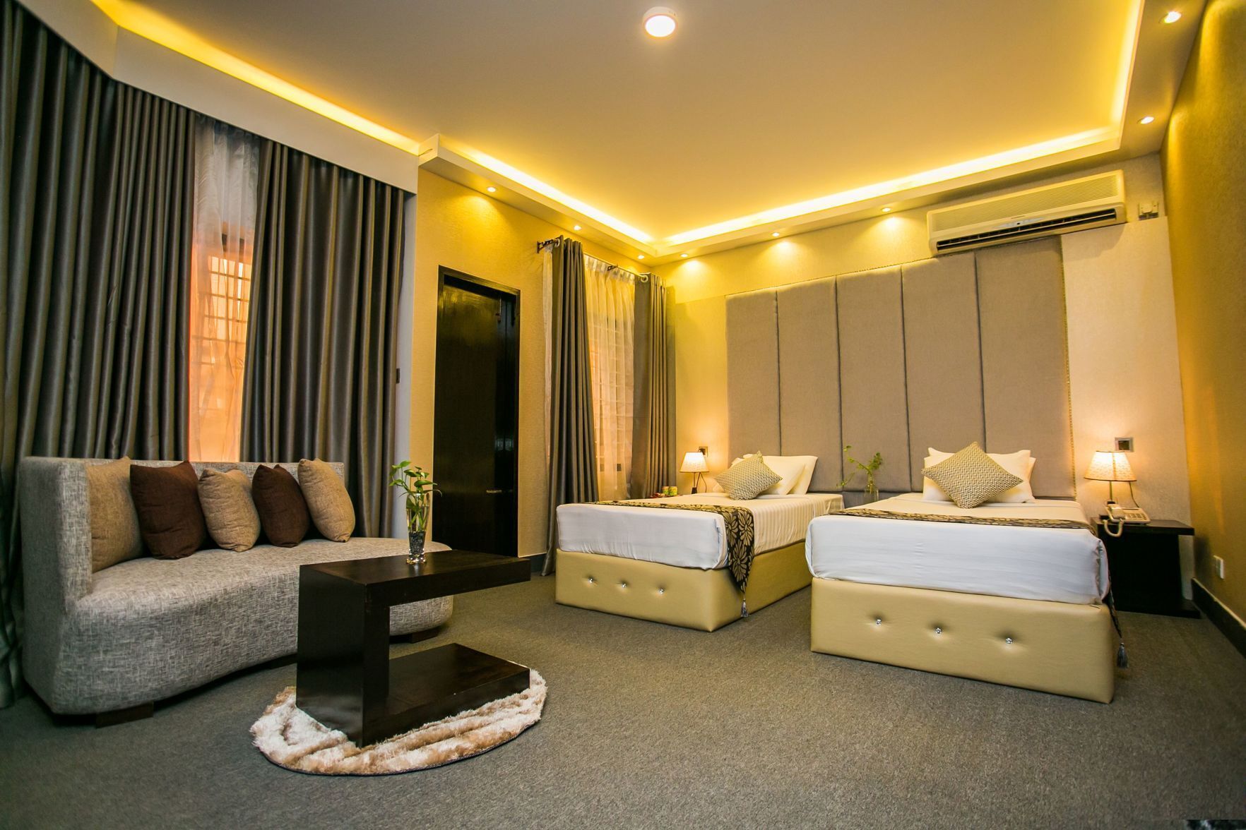 Minibar, in-room safe, desk, iron/ironing board