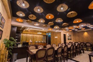 Phục vụ bữa sáng, bữa trưa, bữa tối và bữa sáng muộn