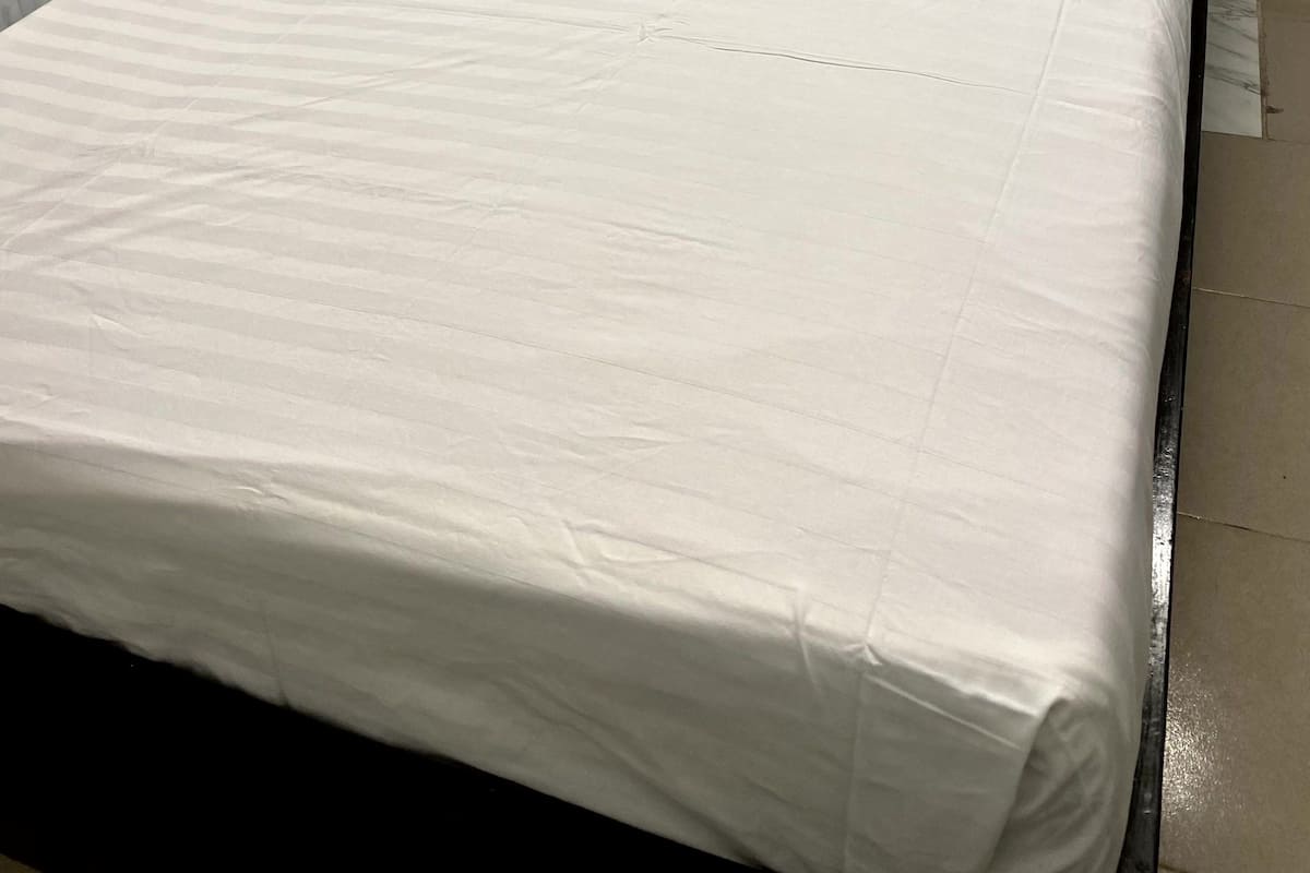 Economy eenpersoonskamer | 1 slaapkamer, een minibar, een kluis op de kamer, een bureau