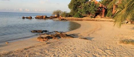 Praia particular, espreguiçadeiras, passeios de caiaque