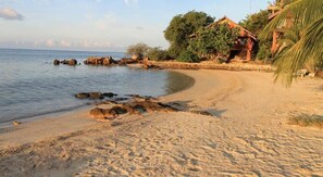 Playa privada, sillas reclinables de playa, kayak
