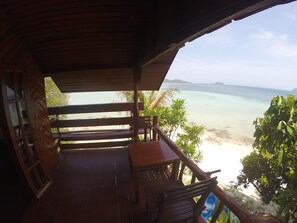 Beachfront Wooden | 陽台