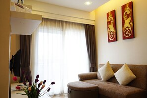 Deluxe Room | Living area | 40-inch LCD TV with cable channels, TV - De Richy Chiang Mai (Hang Dong)