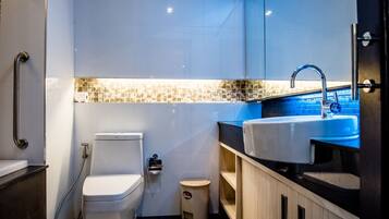 Club Superior | Bathroom | Deep-soaking bathtub, free toiletries, hair dryer, bathrobes
