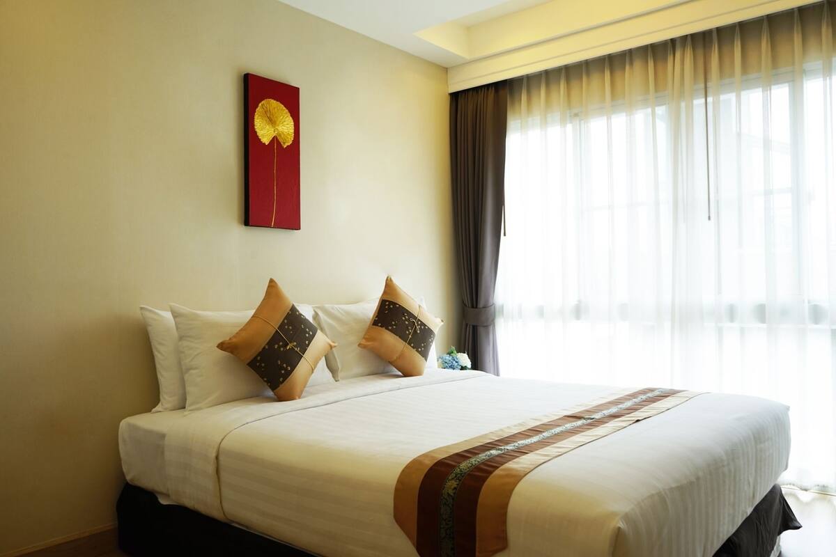 Deluxe Room | 1 bedroom, minibar, desk, laptop workspace