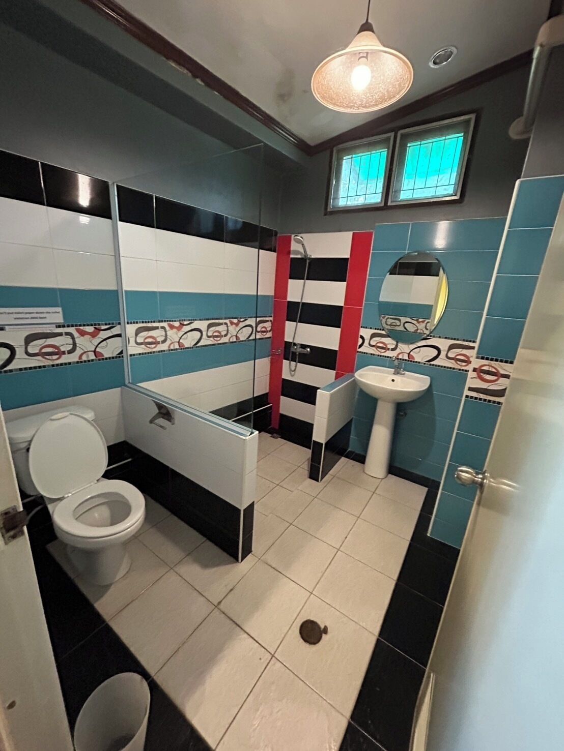 Un baño con inodoro, lavabo y ducha.
