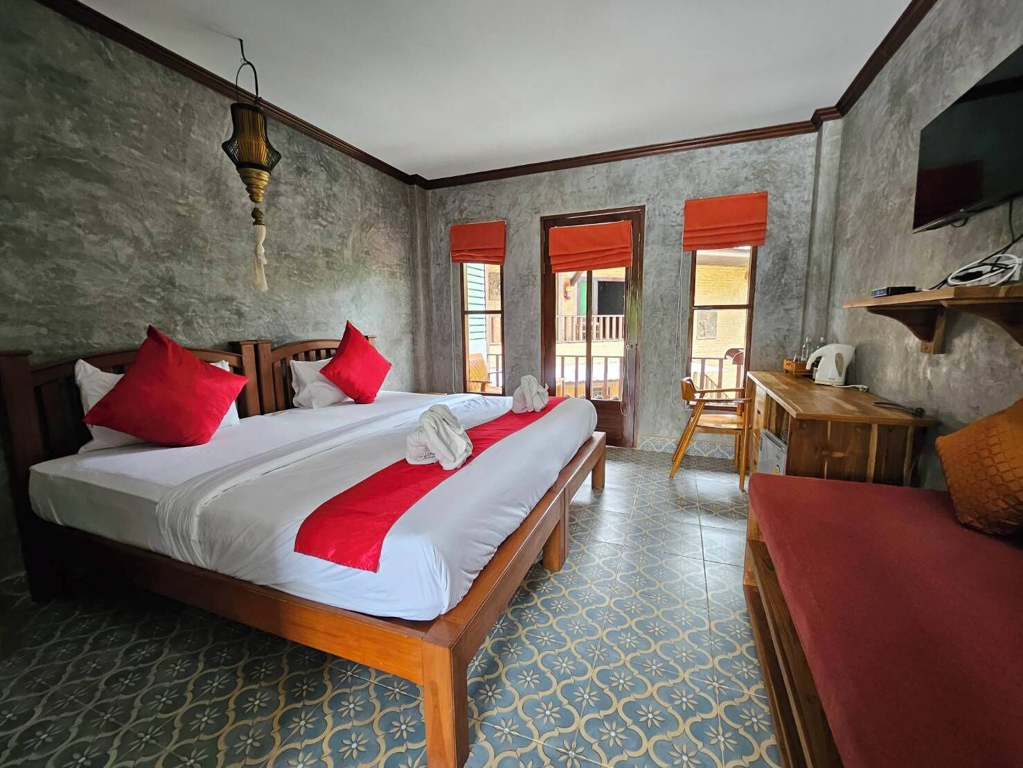 办公桌、免费 WiFi、床单