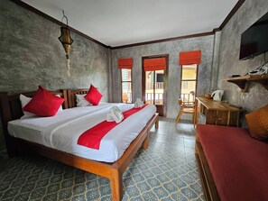 Een hotelkamer met een groot bed, een bureau, een stoel en een televisie.
