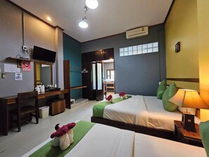 Deluxe Triple with kitchen Room | Escritorio, wifi gratis y ropa de cama 