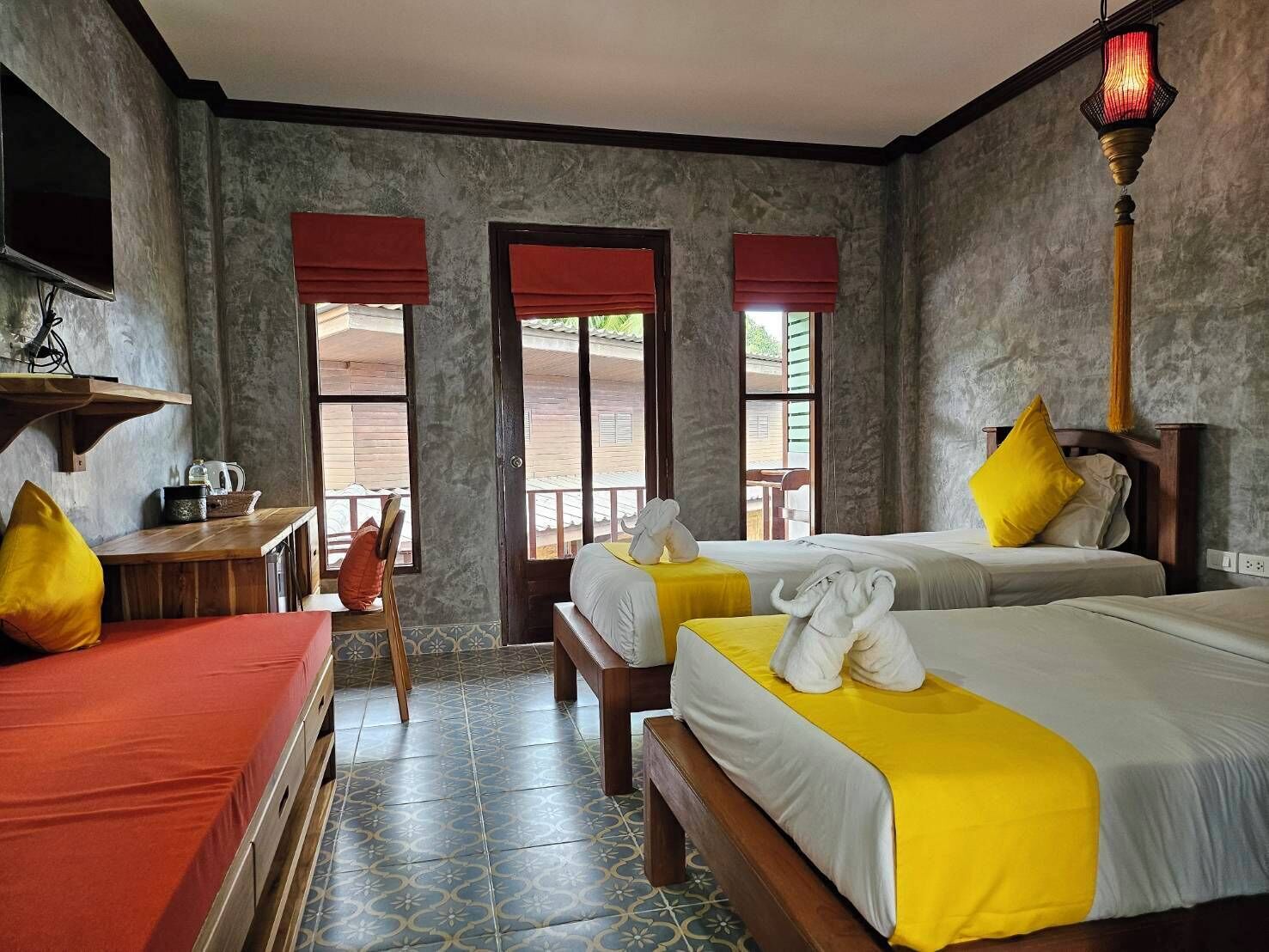 Escritorio, wifi gratis y ropa de cama 