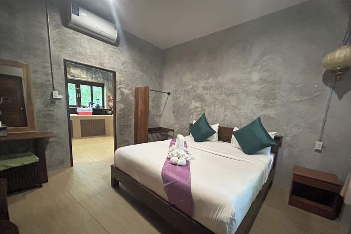 Family room with 2 bedroom | Desk, free WiFi, bed sheets